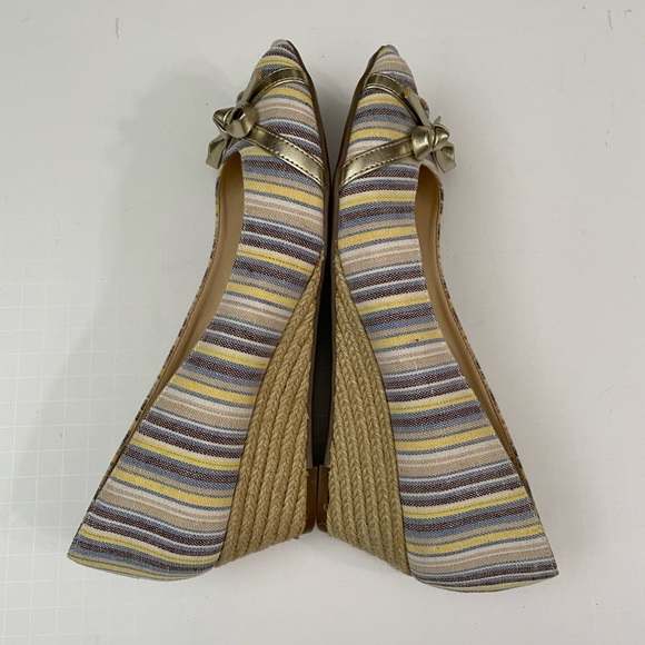 Kelly & Katie Blue Yellow Striped Canvas Peep Toe Bow embellished Wedge Heels - Picture 3 of 10